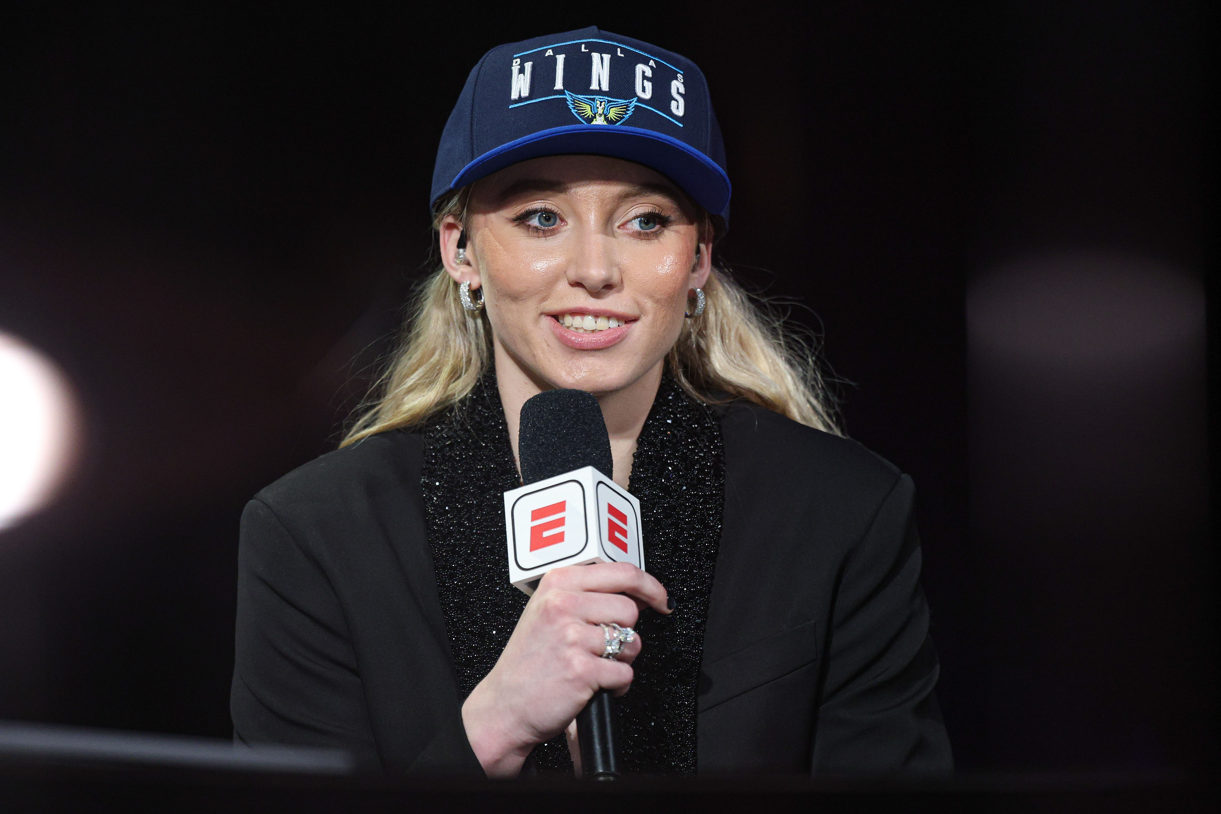 Paige Bueckers' Kyrie Irving Fandom: A Case Study In Celebrity Admiration Paige Bueckers' Kyrie Irving Fandom: A Case Study In Celebrity Admiration