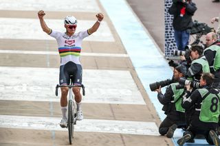 Paris-Roubaix: Bottle-Throwing Spectator Turns Himself In