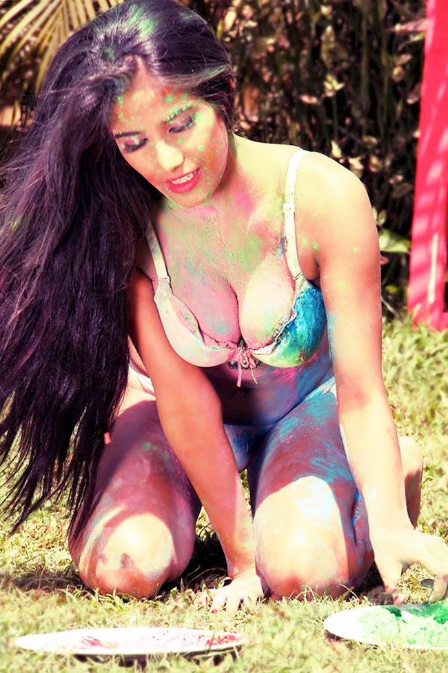 Priyanka And Nick's Holi: A Look Back At Their Vibrant Tradition Priyanka And Nick's Holi: A Look Back At Their Vibrant Tradition