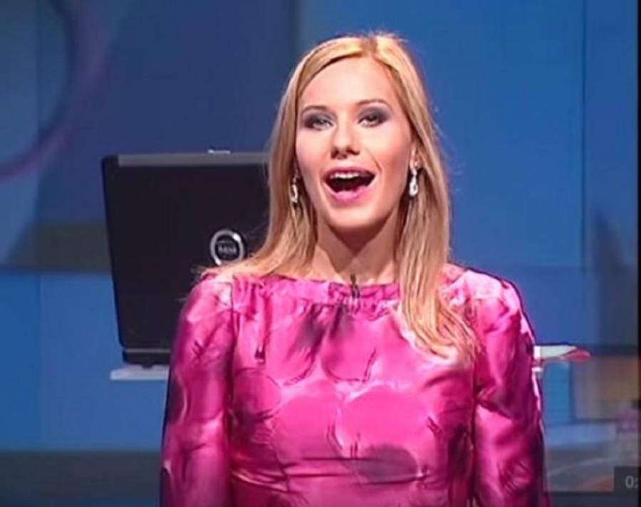 Retro Šarm: Džilijan Anderson U Elegantnoj Haljini
