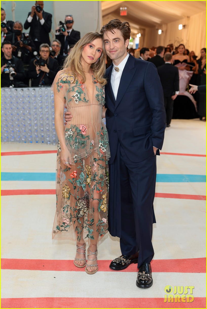 Robert Pattinson And Suki Waterhouse: A Look At Twilight Star Relationships Robert Pattinson And Suki Waterhouse: A Look At Twilight Star Relationships