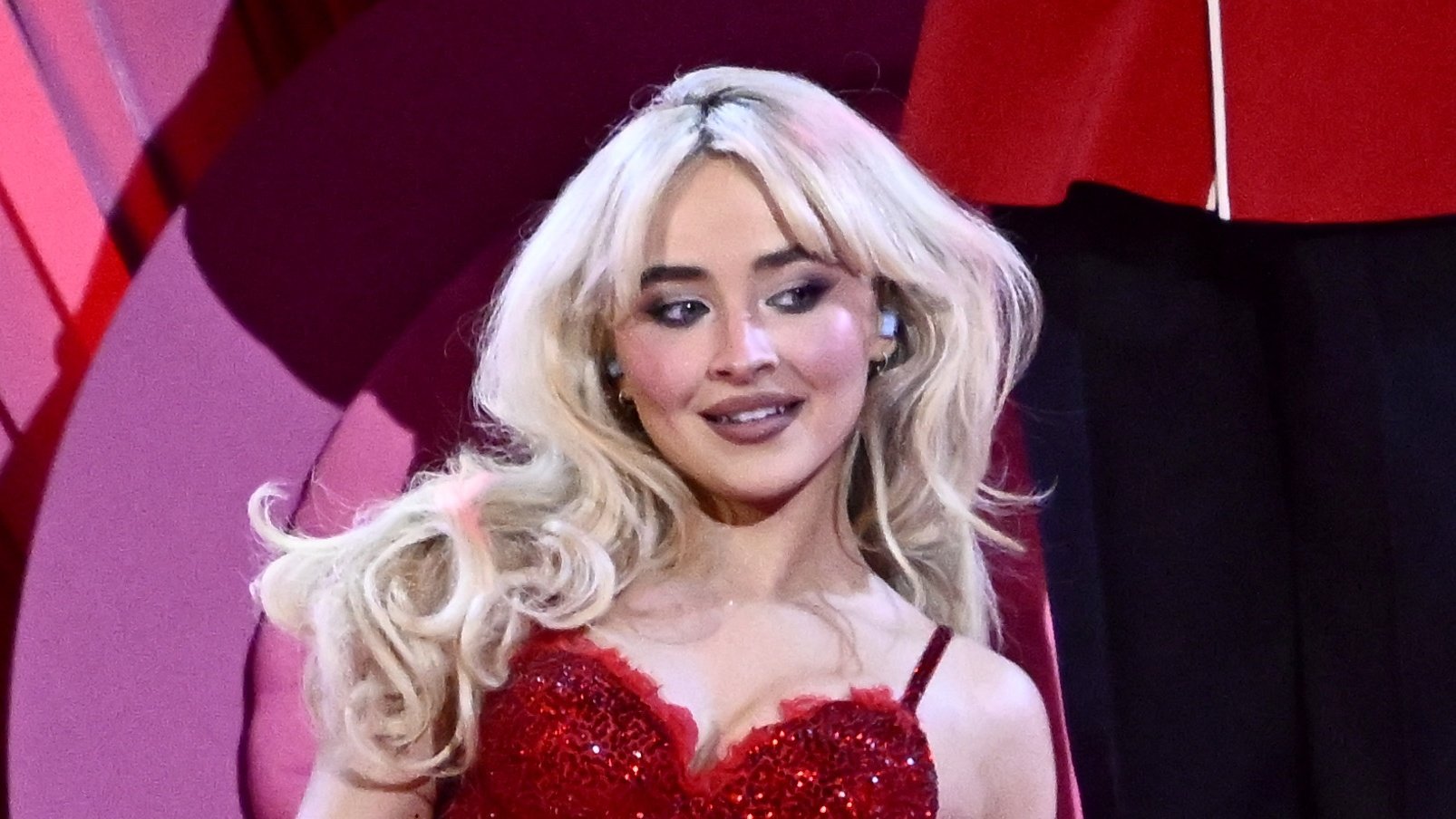 Sabrina Carpenter To Headline Fortnite Virtual Festival: Fans React Sabrina Carpenter To Headline Fortnite Virtual Festival: Fans React
