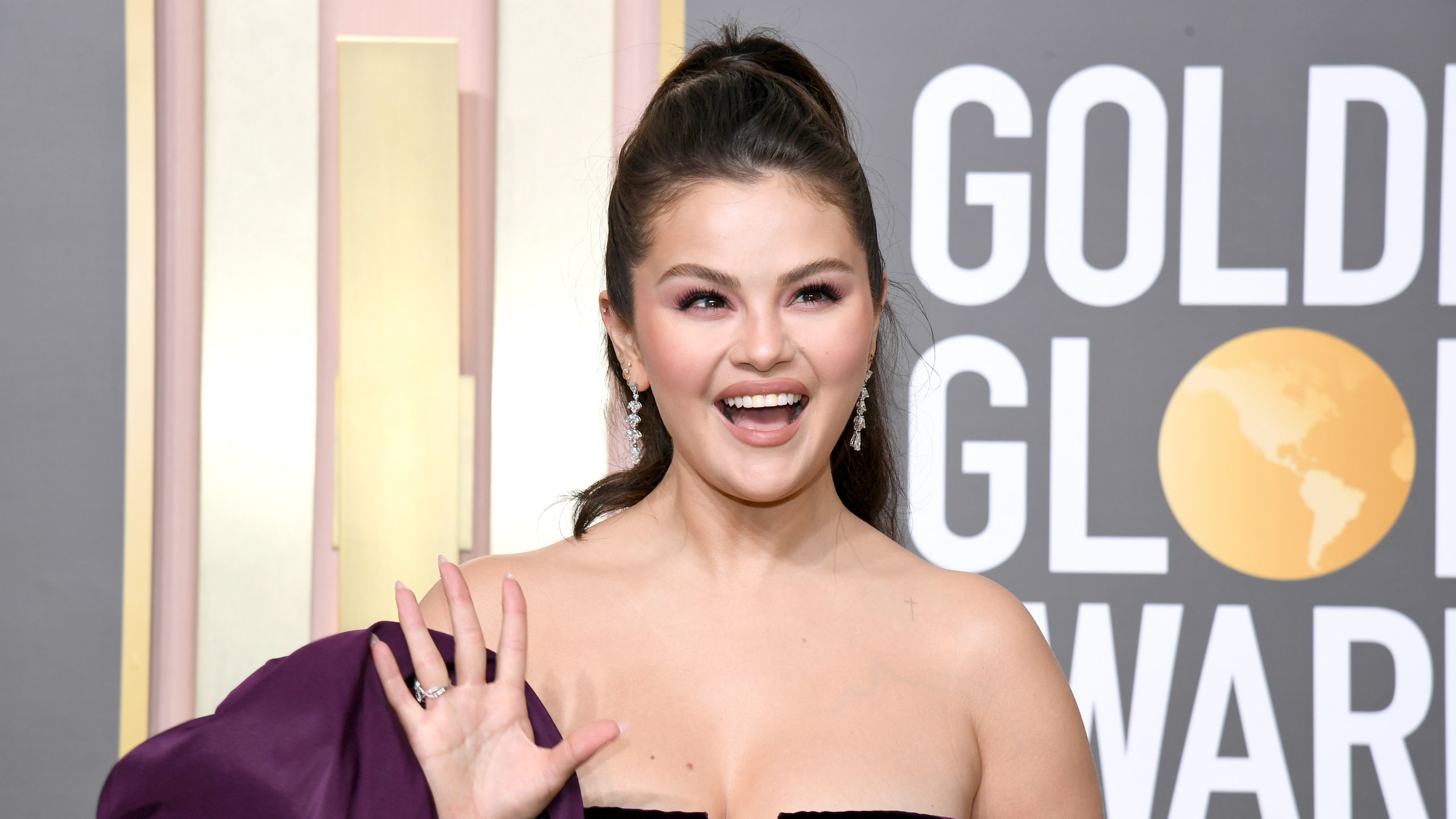 Selena Gomez's Edgy Leather Outfit: Movie Star Style Selena Gomez's Edgy Leather Outfit: Movie Star Style