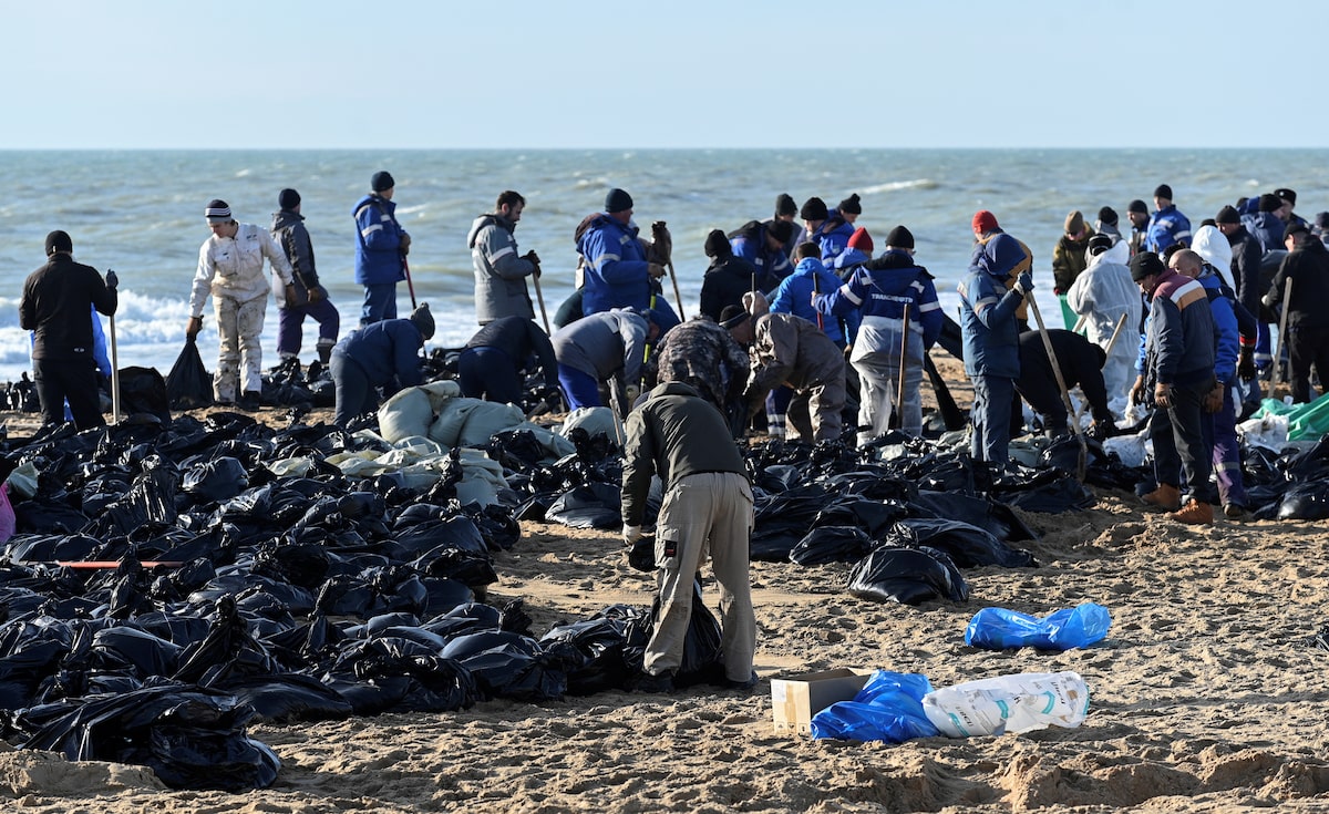Significant Oil Spill Leads To Closure Of 62 Miles Of Black Sea Beaches In Russia Significant Oil Spill Leads To Closure Of 62 Miles Of Black Sea Beaches In Russia