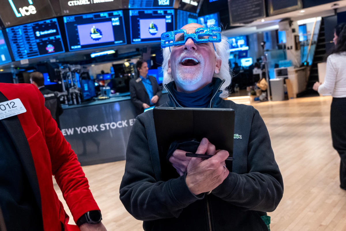 Stock Market Today: Dow Futures Fall, Dollar Weakens Amid Trade Tensions Stock Market Today: Dow Futures Fall, Dollar Weakens Amid Trade Tensions
