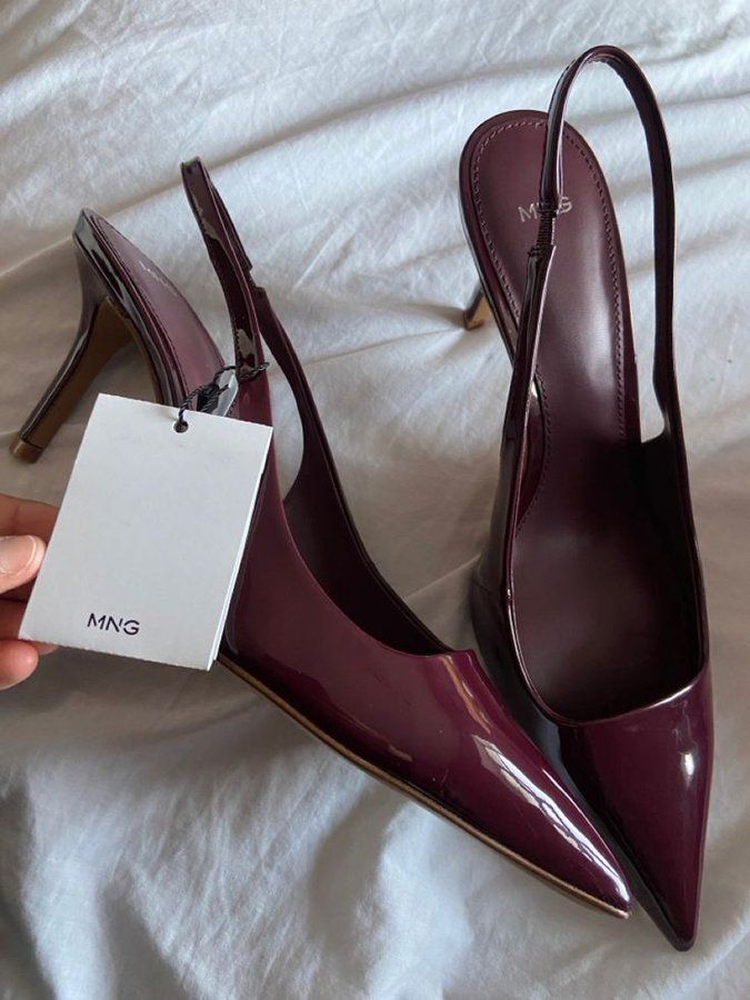 Stylish Rihanna: Showcases Engagement Ring With Striking Cherry Red Heels Stylish Rihanna: Showcases Engagement Ring With Striking Cherry Red Heels