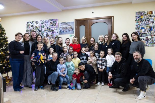 Світське Життя Ріанни: Новий Образ У Широких Джинсах Та Розкішних Прикрасах Світське Життя Ріанни: Новий Образ У Широких Джинсах Та Розкішних Прикрасах