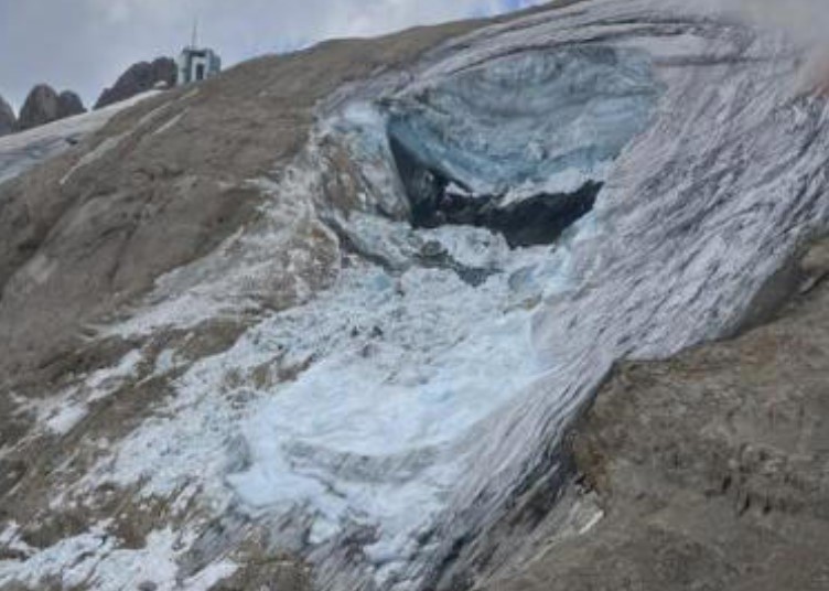 Swiss Village Buried: Glacier Collapse Leaves One Missing Swiss Village Buried: Glacier Collapse Leaves One Missing