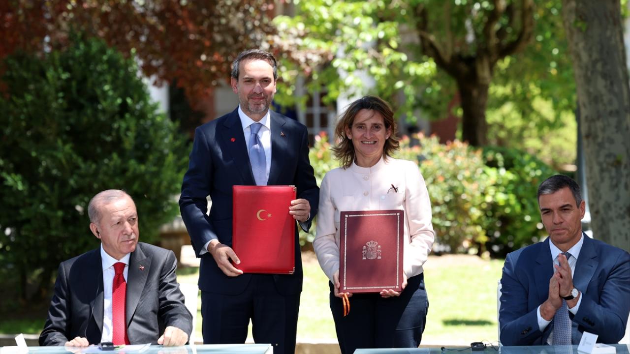 Türkiye Ile Endonezya'nın Ekonomik Ve Siyasi İş Birliği Anlaşmaları Türkiye Ile Endonezya'nın Ekonomik Ve Siyasi İş Birliği Anlaşmaları