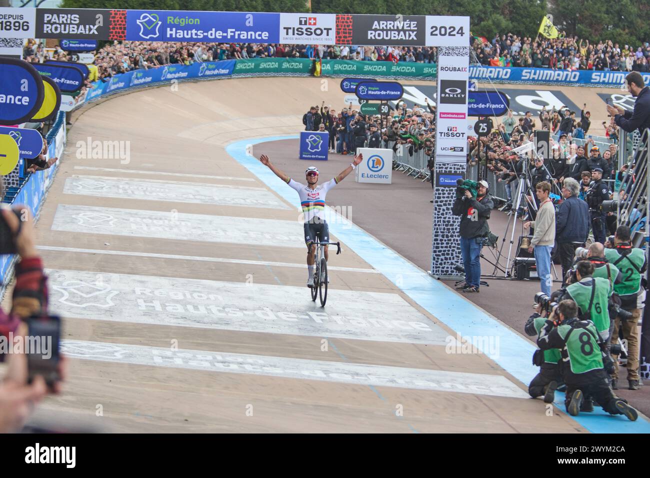 Van Der Poel Secures Second Milan-San Remo Title:  A Dominant Performance Against Pogacar