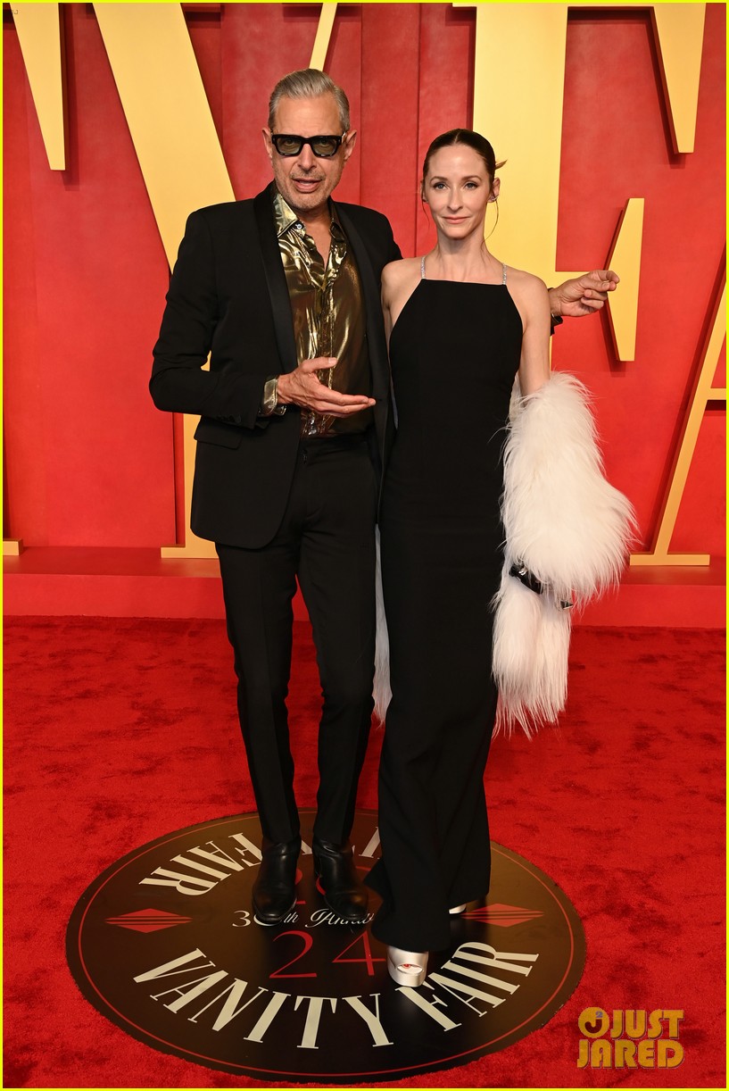 Viral Sensation: Jeff Goldblum And His Oscars Photo Check Viral Sensation: Jeff Goldblum And His Oscars Photo Check