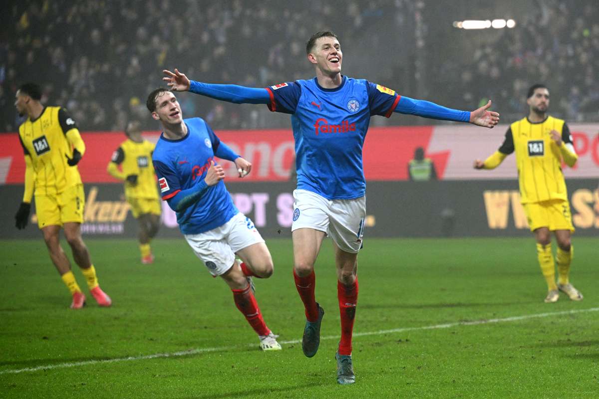 Werder Bremen Cruises Past Struggling Holstein Kiel Werder Bremen Cruises Past Struggling Holstein Kiel